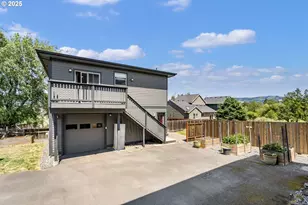 1105 29th St, Hood River, OR 97031 - Photo 2