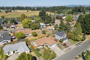 1733 NE Coburn Dr, McMinnville, OR 97128 - Photo 42