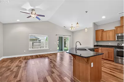 989 Pendleton Dr, Medford, OR 97501 - Photo 2