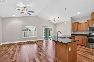 989 Pendleton Dr, Medford, OR 97501 - Photo 2