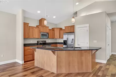 989 Pendleton Dr, Medford, OR 97501 - Photo 4