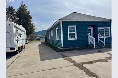 1906 Island Ave, La Grande, OR 97850 - Photo 2