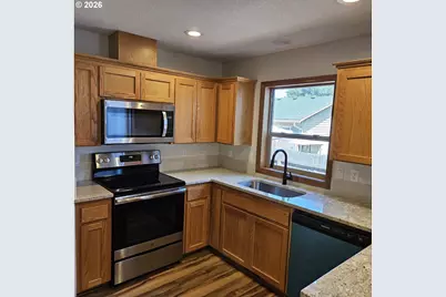 1713 E 11th St, Newberg, OR 97132 - Photo 4