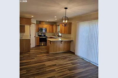 1713 E 11th St, Newberg, OR 97132 - Photo 2