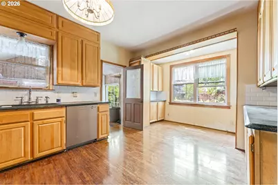 9424 N Polk Ave, Portland, OR 97203 - Photo 8