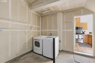 5243 Wales Dr, Eugene, OR 97402 - Photo 40