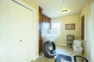 398 SW Mt Mazama St, McMinnville, OR 97128 - Photo 36