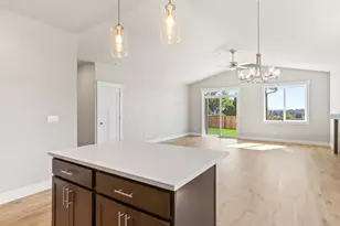 2221 E Juniper Cir, La Center, WA 98629 - Photo 10