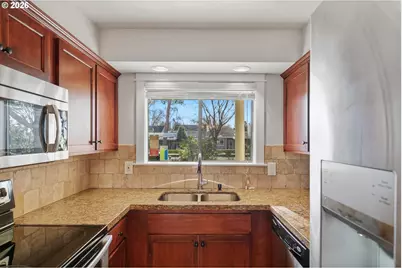 627 N Hayden Bay Dr, Portland, OR 97217 - Photo 8