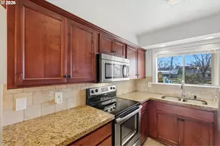 627 N Hayden Bay Dr, Portland, OR 97217 - Photo 6