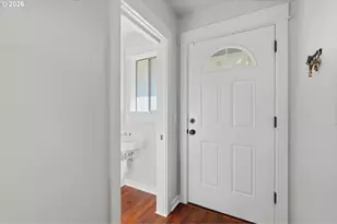 627 N Hayden Bay Dr, Portland, OR 97217 - Photo 2