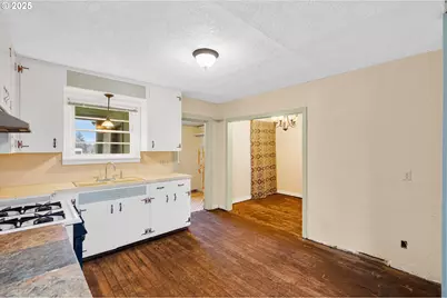 948 SW Maple St, Dallas, OR 97338 - Photo 8