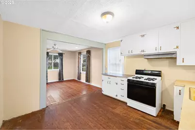 948 SW Maple St, Dallas, OR 97338 - Photo 10