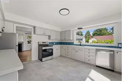 2034 NE Junior St, Portland, OR 97211 - Photo 8