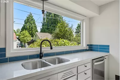 2034 NE Junior St, Portland, OR 97211 - Photo 10