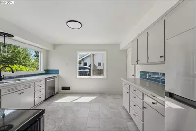 2034 NE Junior St, Portland, OR 97211 - Photo 12