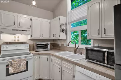 7025 Glacier Dr, Springfield, OR 97478 - Photo 14