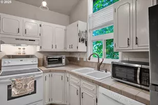 7025 Glacier Dr, Springfield, OR 97478 - Photo 14