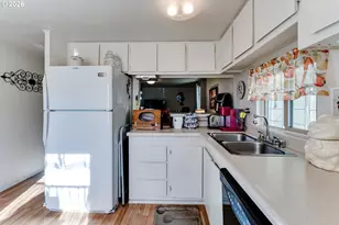 1400 Candlelight Dr, Eugene, OR 97402 - Photo 16