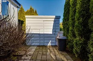 1400 Candlelight Dr, Eugene, OR 97402 - Photo 36