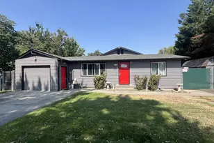 131 SE 3rd Ave, Milton-Freewater, OR 97862 - Photo 2