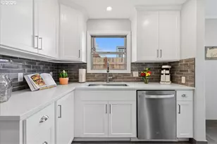 632 SE Peacock Ln, Portland, OR 97214 - Photo 10