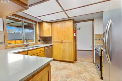 4241 SE Northridge Dr, Milwaukie, OR 97222 - Photo 4