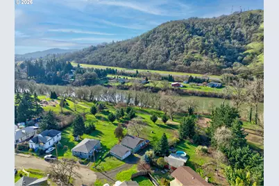 1410 SE Micelli St, Roseburg, OR 97470 - Photo 2