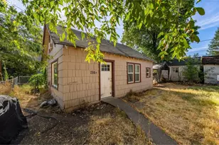 214 N Peach St, Medford, OR 97501 - Photo 1