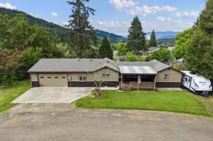 613 SE 5th St, Oakland, OR 97462 - Photo 2