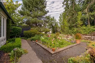 1081 NW Baker Crest Ct, McMinnville, OR 97128 - Photo 46