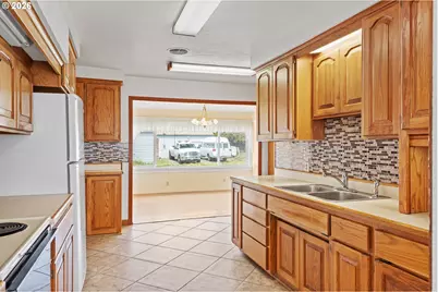 1095 W 11th St, Coquille, OR 97423 - Photo 8