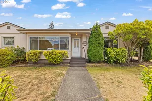 1095 W 11th St, Coquille, OR 97423 - Photo 2