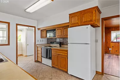 1095 W 11th St, Coquille, OR 97423 - Photo 6