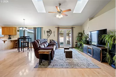 573 Creswood Dr, Creswell, OR 97426 - Photo 4