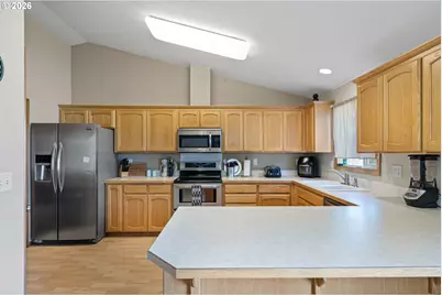 573 Creswood Dr, Creswell, OR 97426 - Photo 8