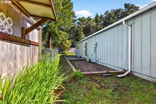 498 Lexington Ave NE, Bandon, OR 97411 - Photo 10