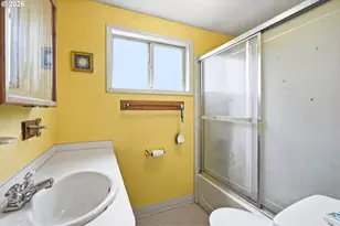 9128 SE Market St, Portland, OR 97216 - Photo 26