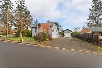 419 W Agee St, Roseburg, OR 97471 - Photo 1