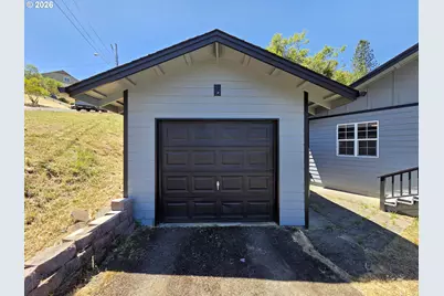 1520 NE Winter St, Roseburg, OR 97470 - Photo 4