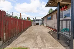 2843 W Sanders Ave, Roseburg, OR 97471 - Photo 2