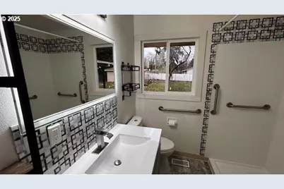 18705 NE Everett Ct, Portland, OR 97230 - Photo 8