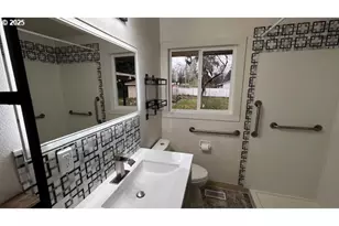 18705 NE Everett Ct, Portland, OR 97230 - Photo 8