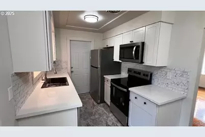 18705 NE Everett Ct, Portland, OR 97230 - Photo 4