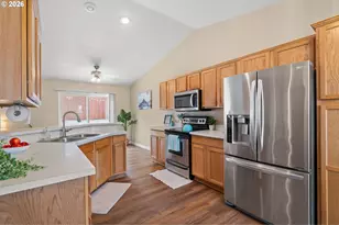2216 NW Eucalyptus Dr, Hermiston, OR 97838 - Photo 16