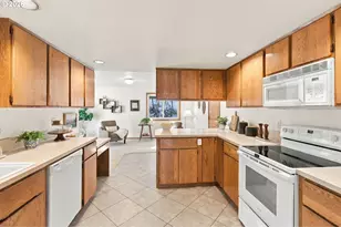 2016 N Valeri Dr, Newberg, OR 97132 - Photo 6