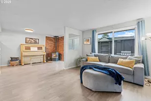 251 NE Village Squire Ave, Gresham, OR 97030 - Photo 10