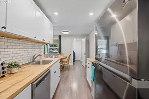 251 NE Village Squire Ave, Gresham, OR 97030 - Photo 16