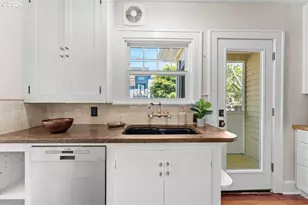 7060 N Kerby Ave, Portland, OR 97217 - Photo 12