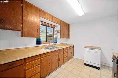 788 SW Cherry St, Dallas, OR 97338 - Photo 14